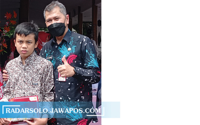BAKAT ALAM: Aji Saka saat berfoto bersama dengan Wakil Bupati Wonogiri Setyo Sukarno saat peringatan HDI Jumat (10/12) lalu. (IWAN ADI LUHUNG/RADAR SOLO)