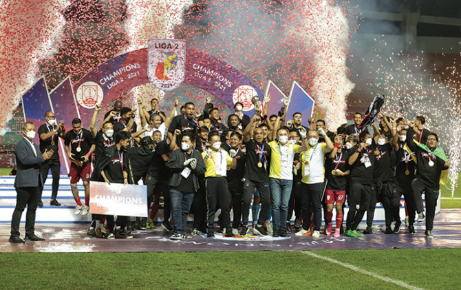 WE’RE the CHAMPIONS: Skuad Persis Solo bersama jajaran ofisial dan manajemen merayakan seremonial juara liga 2. (OFISIAL PERSIS SOLO FOR RADAR SOLO)