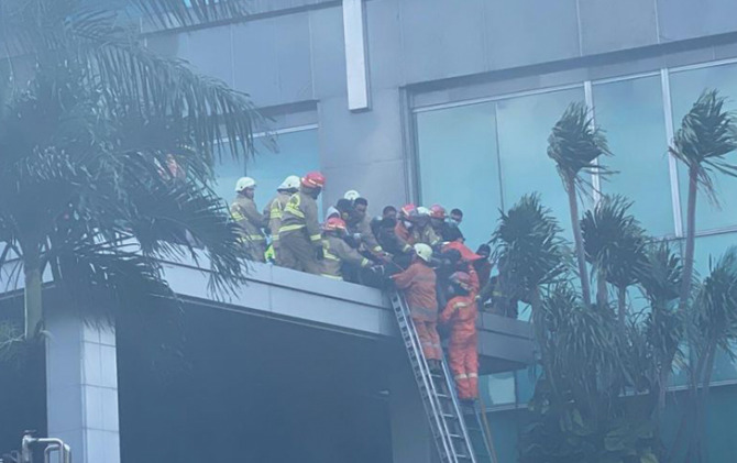 Suku Dinas Penanggulangan Kebakaran dan Penyelamatan (Gulkarmat) Jakarta Selatan mengerahkan personelnya untuk memadamkan kebakaran Gedung Cyber, Mampang Prapatan, Jakarta Selatan, Kamis (2/12). (ANTARA)