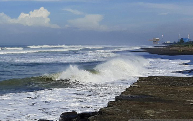 Gelombang tinggi di Pantai Bunton, Kecamatan Adipala, Kabupaten Cilacap, Jawa Tengah. (ANTARA)