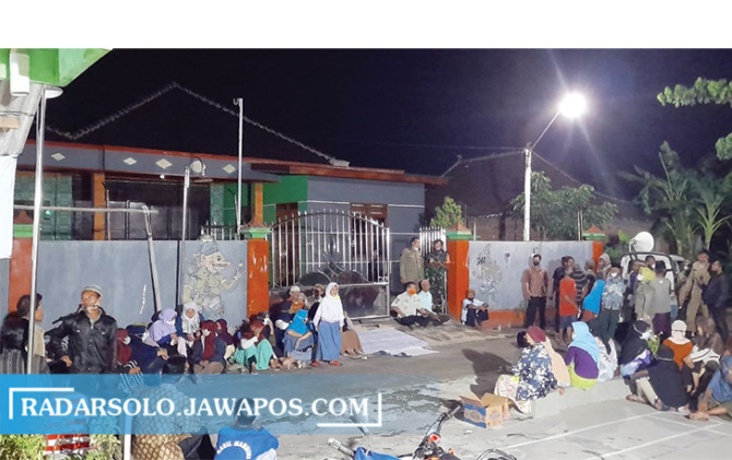KEKECEWAAN: Warga Dusun Suruh Tani  geruduk rumah Kepala Desa Suruh Kalang, Jaten, terkait pemilihan Kepala Dusun Suruh Tani. (RUDI HARTONO/RADAR SOLO)