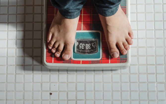 Ilustrasi menimbang berat badan.