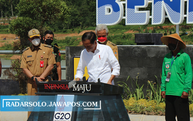 Presiden Joko Widodo (Jokowi) didampingi Gubernur Jateng Ganjar Pranowo meresmikan Bendungan Pidekso di Desa Pidekso, Kecamatan Giriwoyo, Wonogiri, Selasa (28/12).