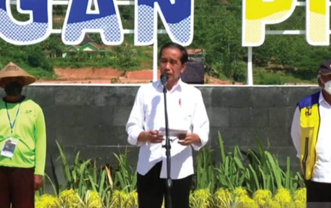 Presiden Joko Widodo (Jokowi) meresmikan Bendungan Pidekso di Desa Pidekso, Kecamatan Giriwoyo, Kabupaten Wonogiri, Selasa (28/12). (ANTARA)