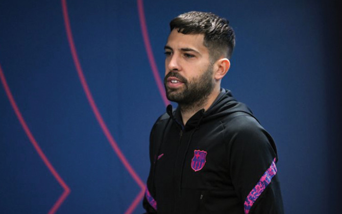 Jordi Alba menjadi pemain ketiga Barcelona yang terinfeksi Covid-19 di periode Natal. (ANTARA/AFP)
