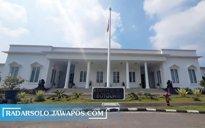 DITUTUP: Masyarakat dilarang beraktivitas di kompleks Pemkab Boyolali selama malam pergantian tahun baru. (RAGIL LISTIYO/RADAR SOLO)