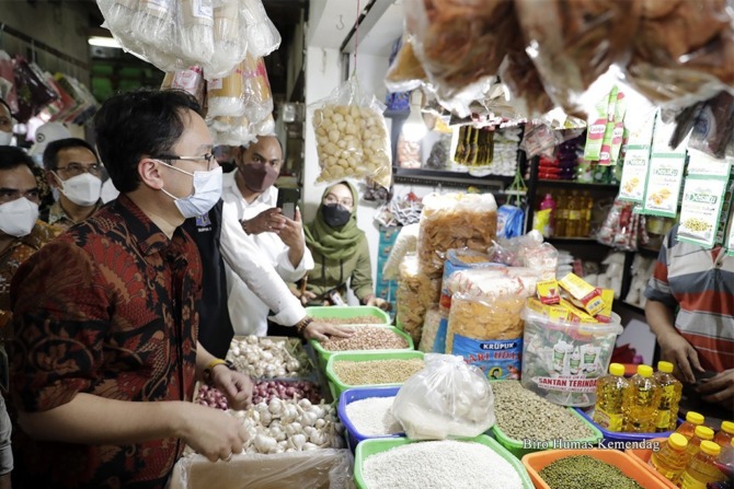 INTERAKSI: Wakil Menteri Perdagangan, Jerry Sambuaga bersama Wali Kota Surabaya Eri Cahyadi meninjau pelaksanaan protokol kesehatan dan penerapan digitalisasi pasar rakyat di Pasar Wonokromo, Kota Surabaya, Jawa Timur, Selasa (7/12/2021).