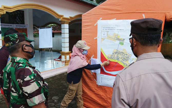 SIMULASI: Gladi uji peringatan dini alat early warning system banjir di Desa Tanjungsari, Kecamatan Tirtomoyo, Kamis (9/12). (ISTIMEWA)