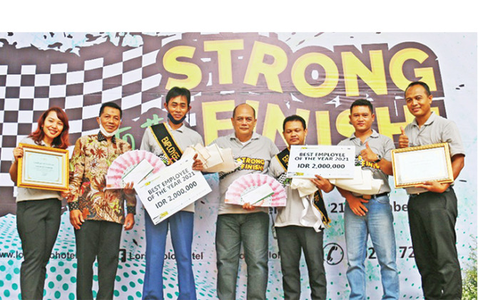TERBAIK: Direktur PT HAS Dwi Suryo Prakoso serahkan hadiah Best Employee of the Year 2021. (ISTIMEWA)