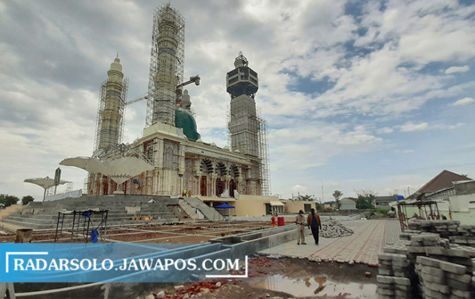 TERUS DIKEBUT: Pemkab membuka lowongan imam dan muadsin Masjid Agung Karanganyar. (RUDI HARTONO/RADAR SOLO)