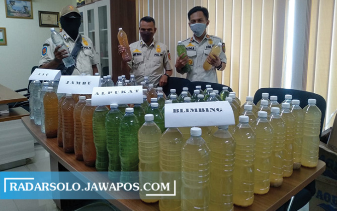 MEMABUKKAN: Barang bukti ciu yang disita dari rumah terdakwa Eko, Senin (27/12). (IWAN KAWUL/RADAR SOLO)