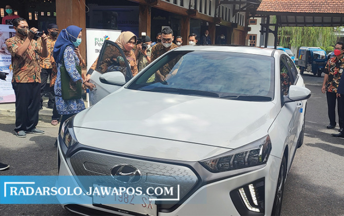 UJI COBA: Bupati Sragen Kusdinar Untung Yuni Sukowati menjajal mobil listrik, bantuan CSR untuk UMKM di Pendopo Sumonegaran, rumah dinas bupati, Kamis (16/12). (AHMAD KHAIRUDIN/RADAR SOLO)