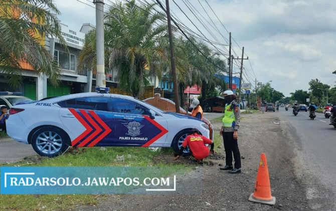Prototipe mobil patroli berotator yang dipasang Satlantas Polres Sukoharjo di jalan raya Sukoharjo-Solo, Jumat (24/12). (IWAN KAWUL/RADAR SOLO)