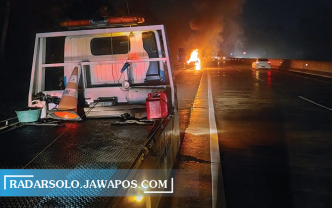 KONSLETING: Mobil Terbakar di Tol Semarang-Solo tepatnya di KM 477, di Dusun/Desa Ngargosari, Kecamatan Ampel, Boyolali, Rabu malam (15/12). (RAGIL LISTIYO/RADAR SOLO)