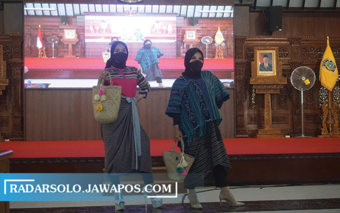 KERAJINAN DAERAH: Para model saat fashion show mengenakan baju lurik dalam acara pelantikan dan pengukuhan pengurus Dekranasda Klaten di Pendapa Pemkab Klaten, Selasa (21/12). (ANGGA PURENDA/RADAR SOLO)