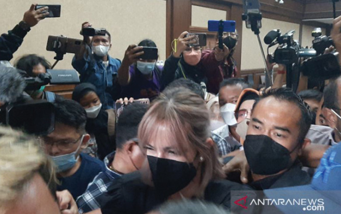 Pasangan selebriti sekaligus terdakwa penyalahgunaan narkoba Nia Ramadhani dan Ardi Bakrie meninggalkan ruang sidang usai menjalani sidang perdana dugaan penyalahgunaan narkoba di Pengadilan Negeri Jakarta Pusat, Kamis (2/12). (ANTARA)