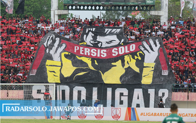 AKHIRNYA LIGA 1: Pasoepati tribun selatan Stadion Manahan membuat koreografi 3 dimensi saat laga Persis, dengan harapan klub ini bisa promosi ke Liga 1. (RADAR SOLO PHOTO)