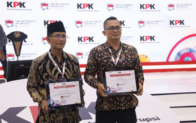 APRESIASI: Bupati Boyolali, M. Said Hidayat menunjukkan salah satu penghargaan dari KPK. (ISTIMEWA)