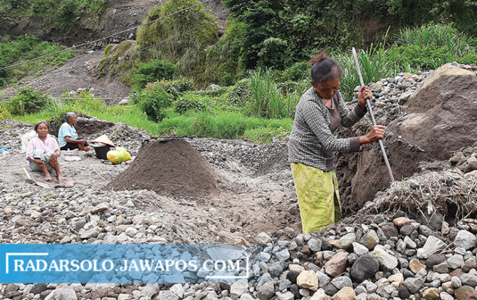 TAK MENYERAH: Sukani dan dua rekannya Sami dan Tumini tetap beraktivitas menambang pasir di Kali Apu, Boyolali, meski Merapi bersatus siaga. (RAGIL LISTIYO/RADAR SOLO)