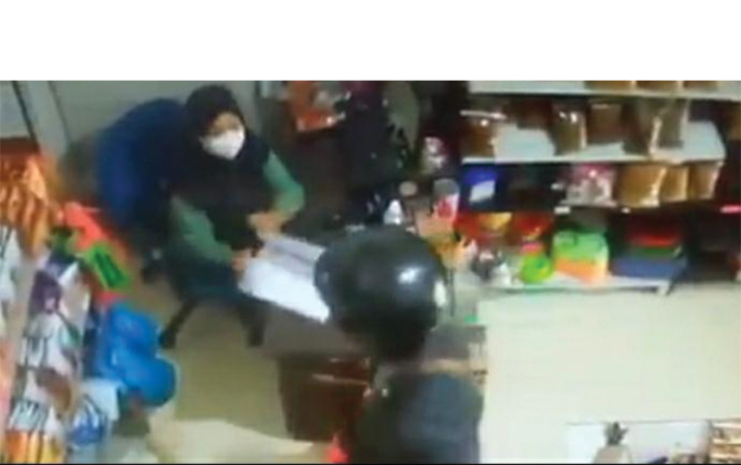 TEREKAM CCTV: Tangkapan layar CCTV yang merekam pencuri saat melakukan aksinya di Petshop kawasan Klodran, Colomadu. (ISTIMEWA)