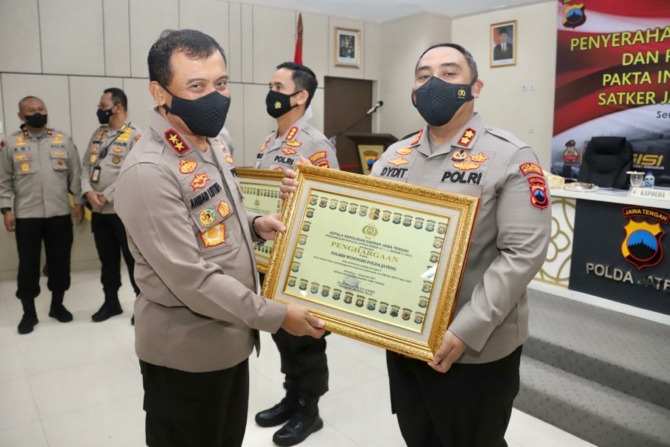 JADI MOTIVASI: Kapolres Wonogiri AKBP Dydit Dwi Susanto (kanan) menerima penghargaan dari Kapolda Jateng Irjen Pol Ahmad Luthfi di aula lantai dua Gedung Mapolda Jateng, Selasa (21/12). (HUMAS POLRES WONOGIRI FOR RADAR SOLO)