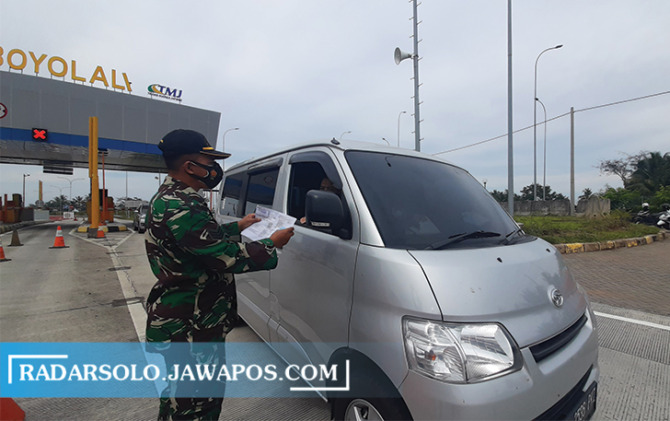 AKAN DIPANTAU LAGI: Penjagaan di exit tol Mojosongo saat PPKM, Juli lalu. (RAGIL LISTYO/RADAR SOLO)