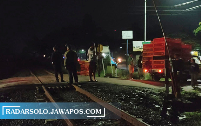 RAWAN: Lokasi kecelakaan kereta api dengan mobil pikap, Selasa (21/12) malam. (AHMAD KHAIRUDIN/RADAR SOLO_