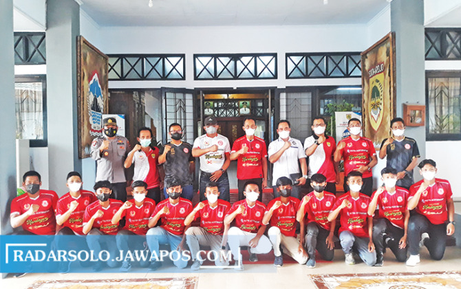 DUKUNG PENUH: Wabup Agus Santosa (berdiri lima dari kiri) bersama Persiharjo U-17. (IWAN KAWUL/RADAR SOLO)