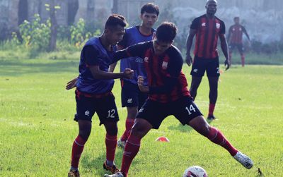 Gelandang bertahan Persis Solo Okky Derry (kanan) berebut bola dengan Rony Saputra di sesi latihan di Lapangan Dibal, kemarin