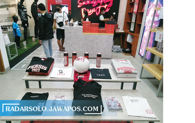 LARIS MANIS: Pengunjung memilih aneka jersey Laksar Sambernyawa yang dijual di Persis Store, kemarin (30/12). (SEPTINA FADIA/RADAR SOLO)