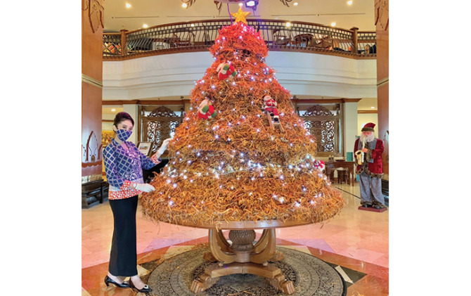 Pohon Natal unik berbahan kayu secang di The Sunan Hotel Solo.