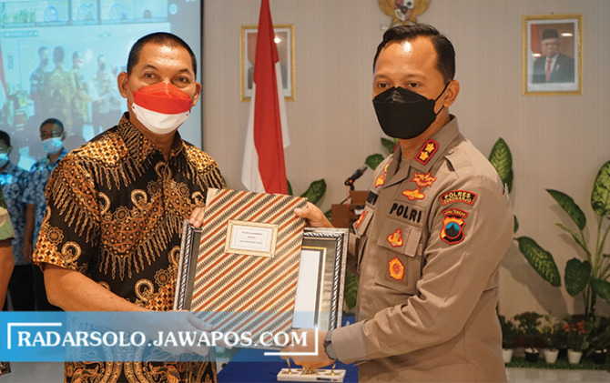 BERPRESTASI: Wakil Walikota Surakarta Teguh Prakosa menyerahkan piagam penghargaan dari KPPN Surakarta kepada Kapolres Sukoharjo AKBP Wahyu Nugroho Setyawan di Aula Kantor KPPN, Selasa (14/12). (IWAN KAWUL/RADAR SOLO)