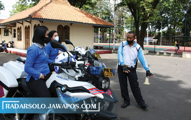 DIBERI ARAHAN: Polwan Polres Sukoharjo dilatih naik moge. (IWAN KAWUL/RADAR SOLO)