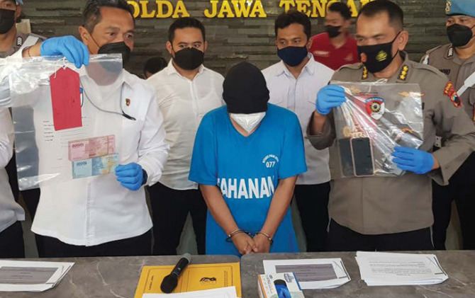 Direktur Reserse Kriminal Umum Polda Jawa Tengah Kombes Pol Djuhandani (kiri) menunjukkan barang bukti kasus prostitusi yang melibatkan seorang selebgram berinisal TE di Semarang, Senin (20/12). (ANTARA)