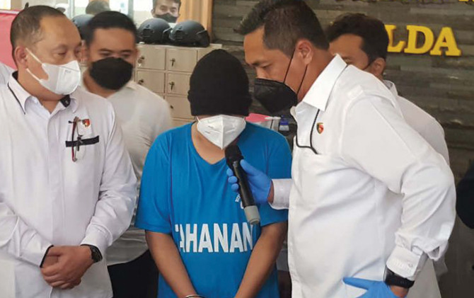 Direktur Reserse Kriminal Umum Polda Jawa Tengah Kombes Pol Djuhandani menanyai tersangka muncikari prostitusi saat jumpa pers di Semarang, Senin (20/12). (ANTARA)