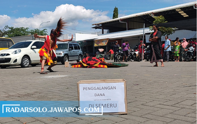 PEDULI: Kesenian reog untuk donasi di Alun-Alun Pengging, Minggu (12/12). (RAGIL LISTIYO/RADAR SOLO)