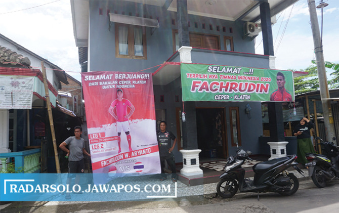 DUKUNGAN: Rumah Fachrudin di Bakalan, Ceper dipenuhi spanduk dukungan. (ANGGA PURENDA/RADAR SOLO)