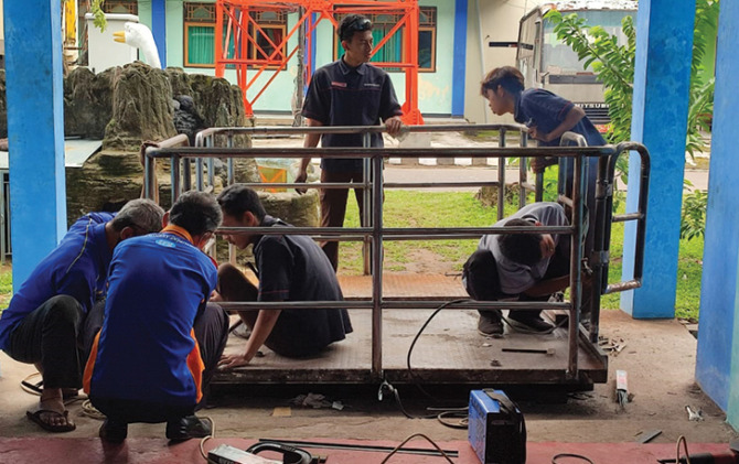 Siswa SMKN 2 Solo membuat boks untuk scissor lift. (ISTIMEWA)