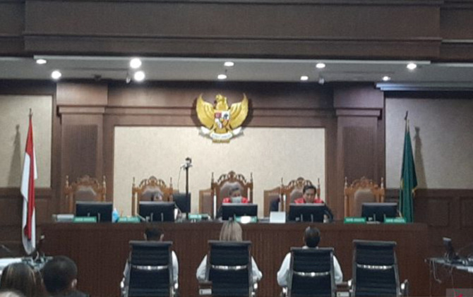 Nia Ramadhani dan Ardi Bakrie, serta sopir pribadi Zen Vivanto menjalani sidang pemeriksaan di Pengadilan Negeri Jakarta Pusat, Kamis (16/12). (ANTARA)