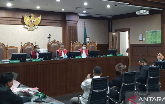 Pasangan selebritis Nia Ramadhani dan Ardi Bakri, serta sopir pribadinya  Zen Vivanto duduk di depan majelis hakim saat mengikuti sidang perdana kasus penyalahgunaan narkoba di Pengadilan Negeri Jakarta Pusat, Kamis (2/11). (ANTARA)
