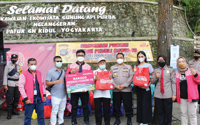 Smartfren bersama Polda DIY memberikan bantuan sembako untuk warga Desa Wisata Nglanggeran, Gunung Kidul, Kamis (16/12).