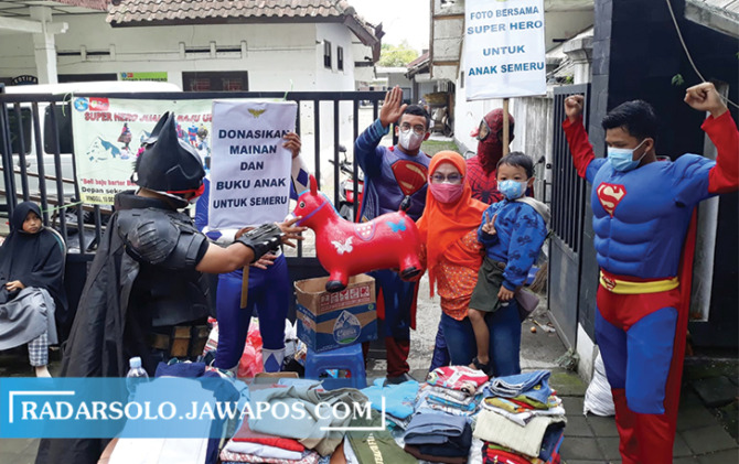 BERBAGI: Aksi superhero menggelar aksi donasi untuk korban erupsi Gunung Semeru di  Car Free Day di Alun-alun Sukoharjo, Minggu (19/12). (IWAN KAWUL/RADAR SOLO)