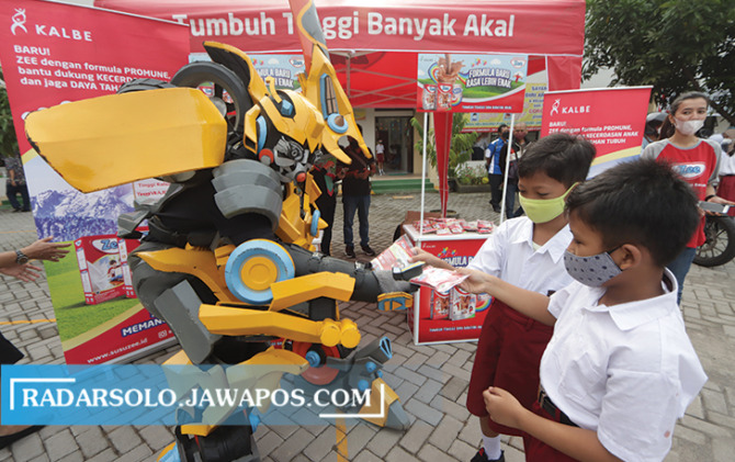Para pelajar di Solo mendapat hadiah Susu Zee usai mengikuti vaksinasi anak, Selasa (21/12). (M.IHSAN/RADAR SOLO)