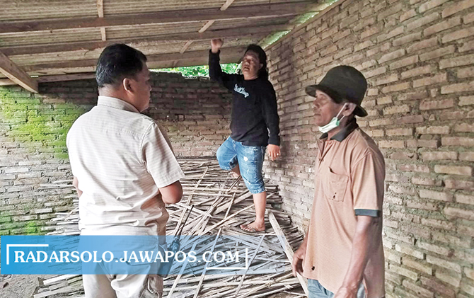 SASARAN PENCURI: Polisi menggelar olah TKP pencurian bebek di Desa Jenengan, Sawit. (RAGIL LISTIYO/RADAR SOLO)