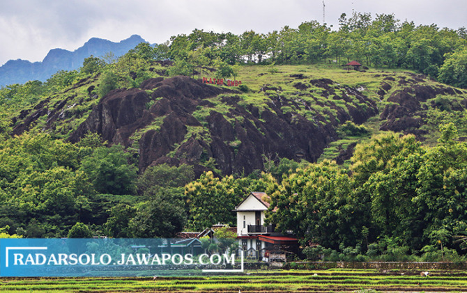 GAGAH: Bukit Platar Ombo di kawasan Gentan Geopark Willage, Bulu, Sukoharjo. Bukit batu ini cocok kegiatan hiking. (ARIEF BUDIMAN/RADAR SOLO)
