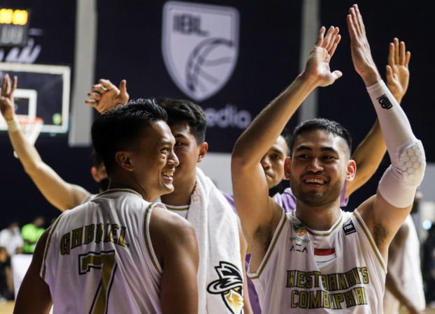 Widyanta Putra Teja (kanan) merayakan kemenangan West Bandits Combiphar Solo di ajang IBL 2022 di Jakarta. (DOK. WEST BANDITS)