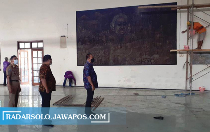AKAN DIBONGKAR: Bupati Juliyatmono meninjau kondisi Gedung Wanita Karanganyar. (RUDI HARTONO/RADAR SOLO)