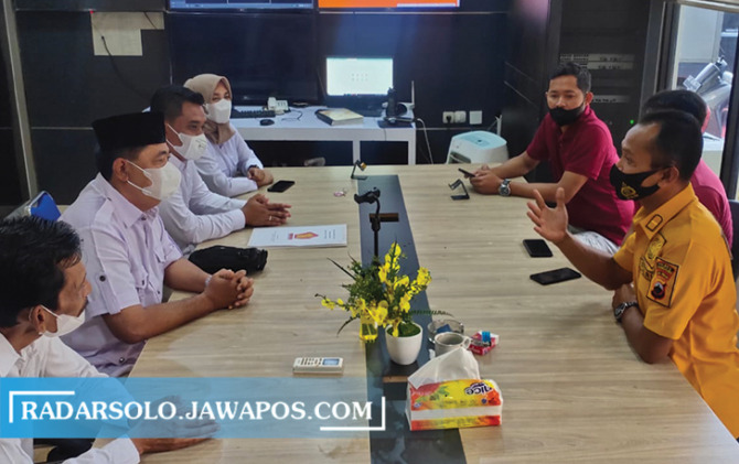 LAPORAN: Pengurus DPC Partai Gerinda Wonogiri di mapolres setampat, kemarin (27/1). (IWAN ADI LUHUNG/RADAR SOLO)