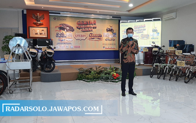 TERUS TUMBUH: Direktur Utama Bank Guna Daya Arry Mardiyanto memberi sambutan dalam peringatan HUT Ke-53 Bank Guna Daya, kemarin. (RAGIL LISTIYO/RADAR SOLO)