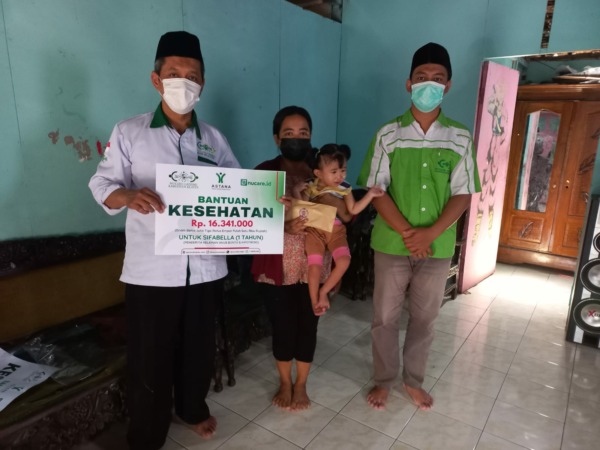 BERBAGI: NU Care-LazisNU Klaten menyalurkan donasi kepada Kayla Geby Sifabella di Desa Jombor, Kecamatan Ceper, Selasa (25/1). (DOKUMENTASI NU CARE-LAZISNU KLATEN)